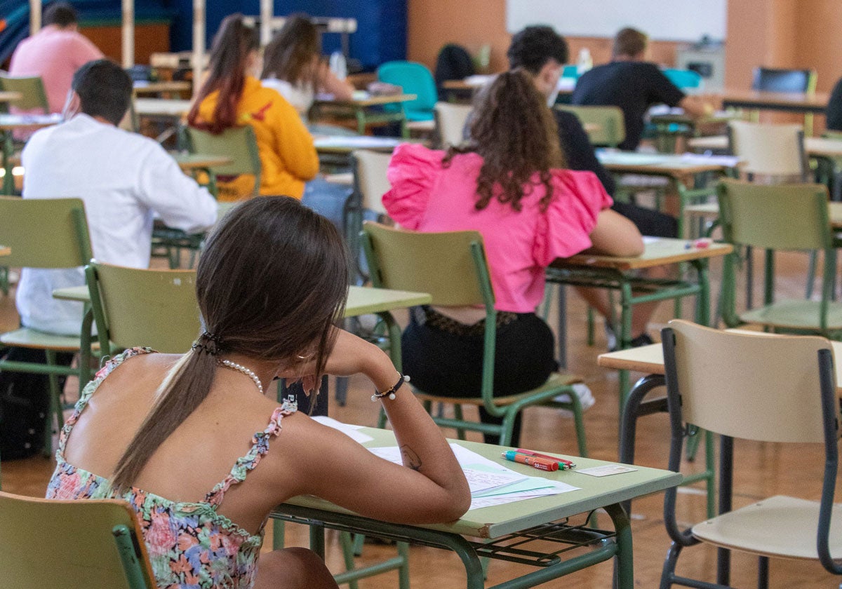 Estudiantes asturianos en la EBAU.