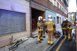 Amplio despliegue para sofocar un incendio en una vivienda de Oviedo
