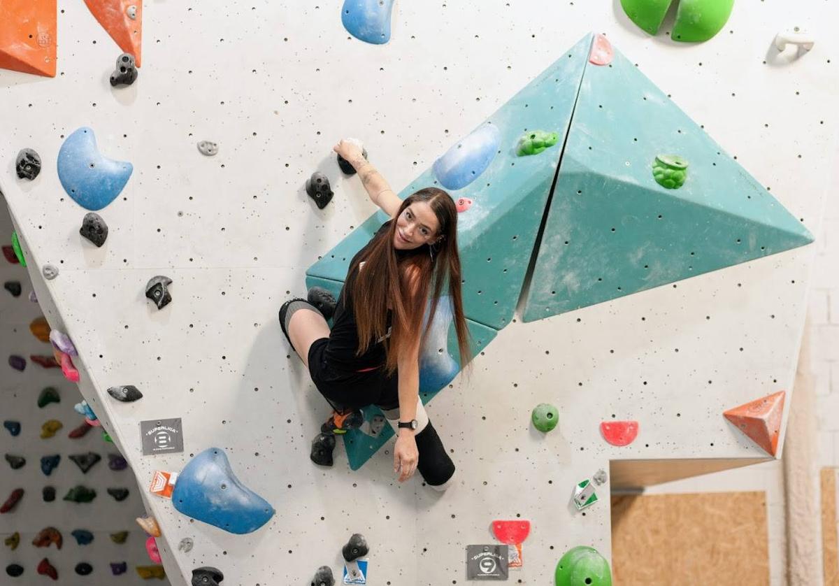 Lucía Martinez durante una sesión de entreno en el rocodromo Boulder Up de Gijón