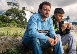 Pol López interpreta a Emilio Trashorras y Roberto Gutiérrez da vida a Gabriel Montoya Vidal, Baby, en la serie 'Nos vemos en otra vida'.