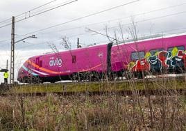 Un vigilante, custodiando el tren Avril en versión AVLO estacionado en La Calzada (Gijón) para la formación de los maquinistas.