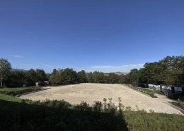 Pista recientemente renovada en el centro hípico La Fresneda.