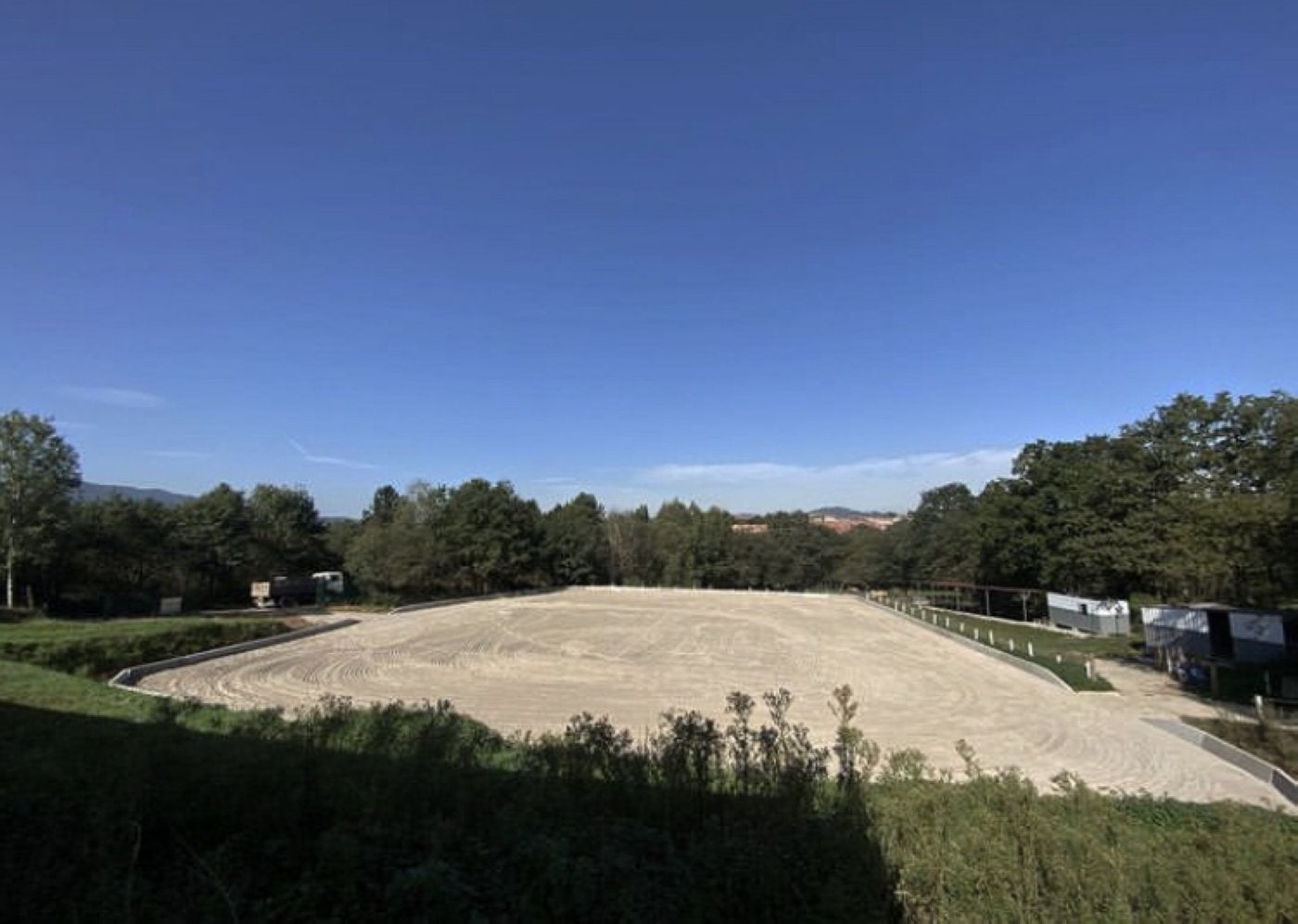 Pista recientemente renovada en el centro hípico La Fresneda.