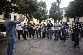 Los alumnos del Conservatorio interpretan el 'Amazing Grace' durante el 'flashmob' realizado en la Corrada del Obispo, ayer.