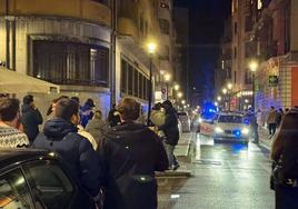 Una imagen de la pasada trifulca en las inmediaciones de la plaza Monte de Piedad de Gijón.