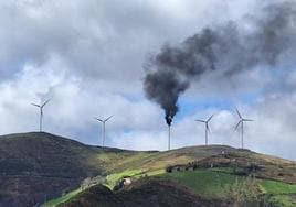 Arde uno de los molinos del parque de aerogeneradores de la Sierra del Pumar, en Cudillero.
