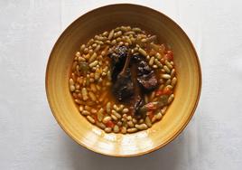 Plato de verdinas con liebre del restaurante Casa Telva.