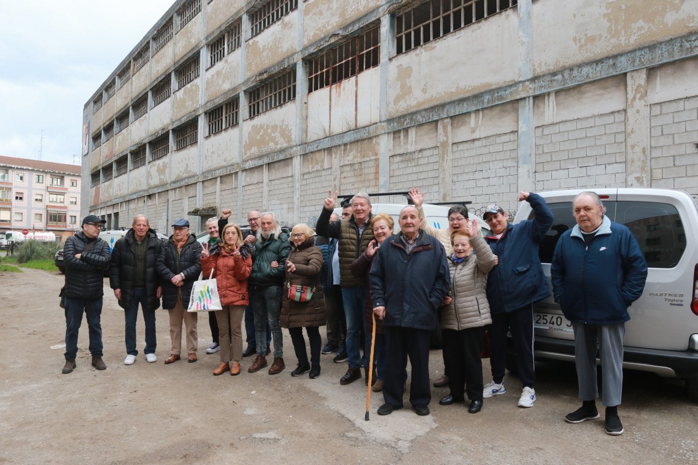 A la izquierda, Carlos Arias, presidente de la asociación vecinal, junto con varios de los vecinos que viven en las inmediaciones de la antigua fábrica de Flex.