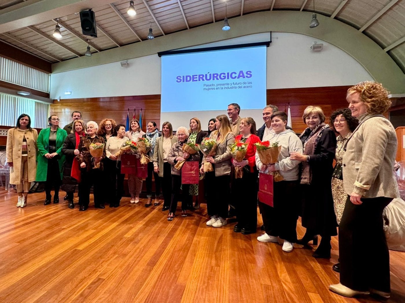 En la mesa participaron trabajadoras del pasado, el presente y el futuro.