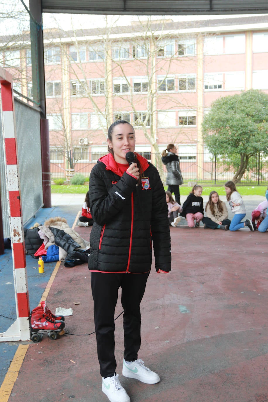 La visita de las campeonas del Telecable Hockey a los estudiantes de Gijón