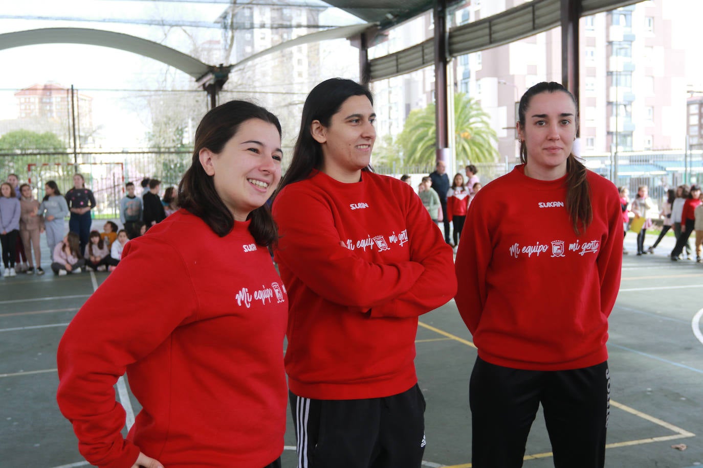 La visita de las campeonas del Telecable Hockey a los estudiantes de Gijón