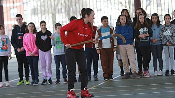 La visita de las campeonas del Telecable Hockey a los estudiantes de Gijón