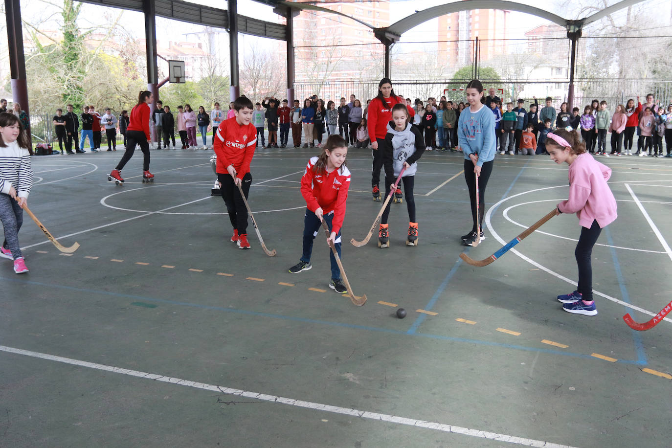 La visita de las campeonas del Telecable Hockey a los estudiantes de Gijón