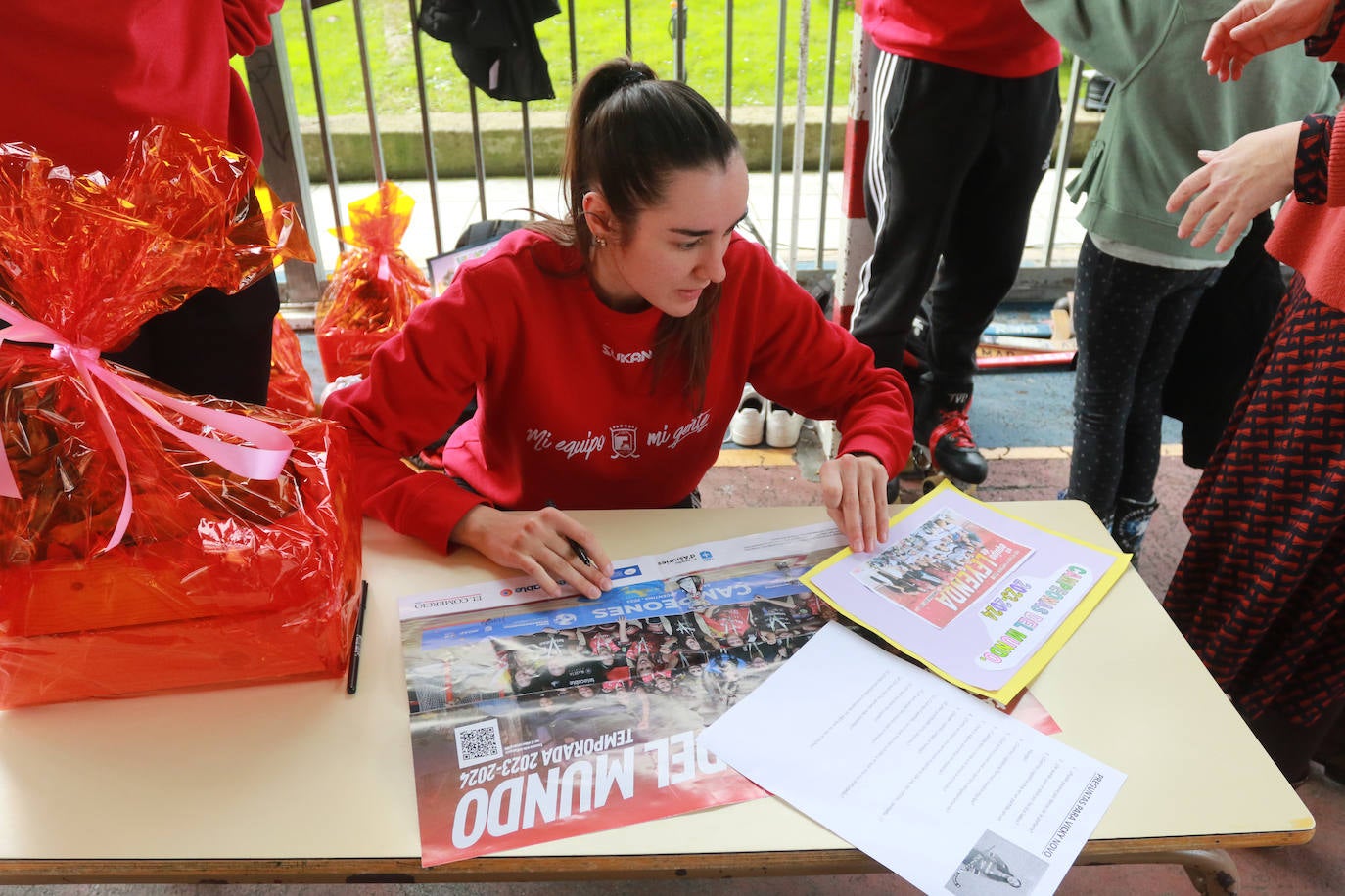 La visita de las campeonas del Telecable Hockey a los estudiantes de Gijón