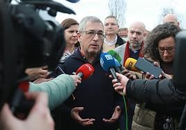 Hugo Morán, secretario de Estado de Medio Ambiente, en la plantación minibosques en Gijón.