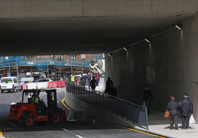 La nueva acera, ya abierta al tránsito peatonal, en la nueva zona bajo las vías del tren