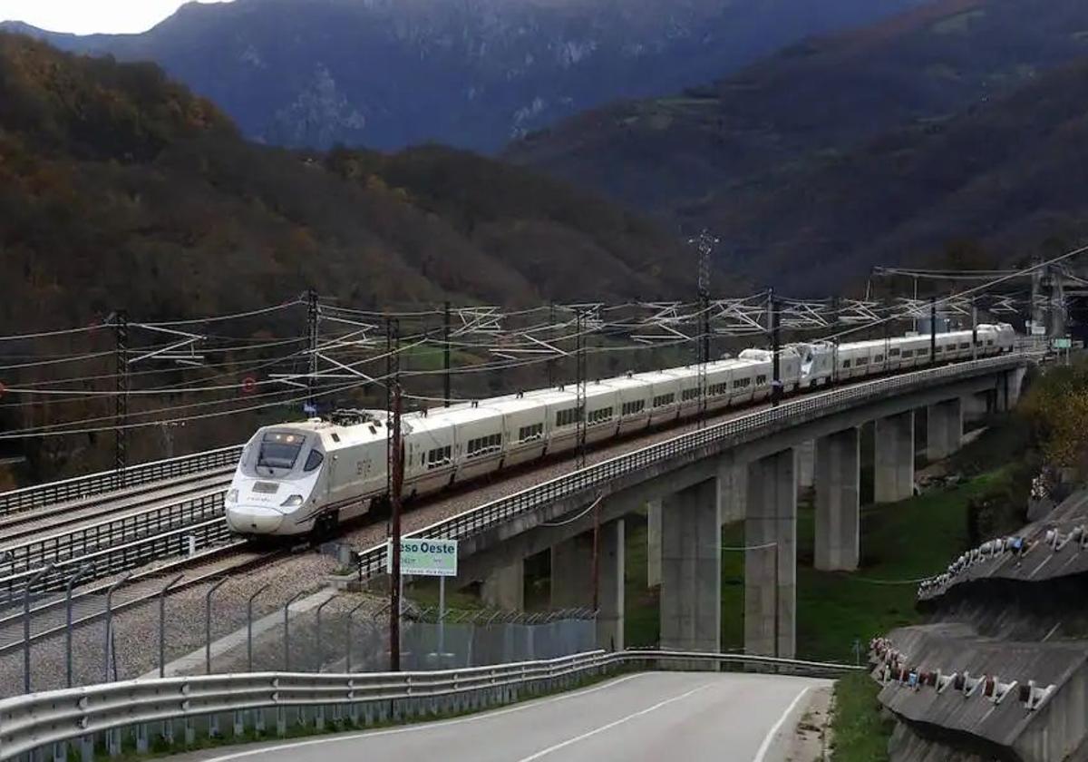 Un tren cerca de Campomanes el pasado 10 de diciembre