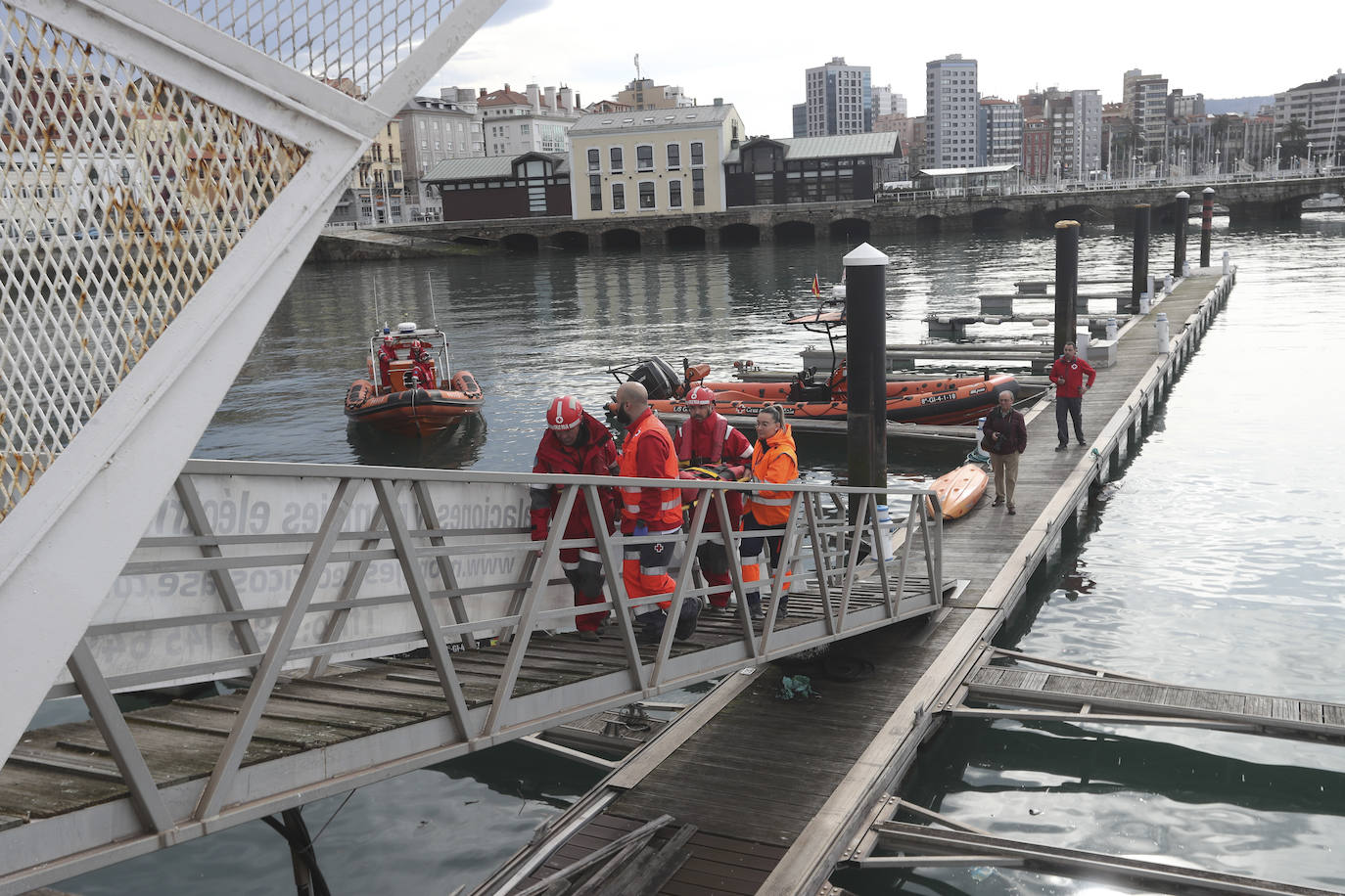 Espectacular rescate de un piragüista en Gijón