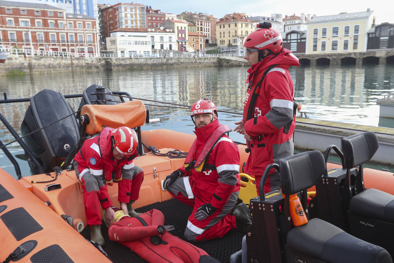 Espectacular rescate de un piragüista en Gijón