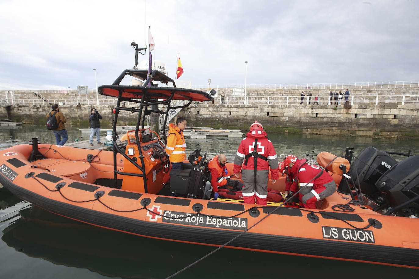 Espectacular rescate de un piragüista en Gijón