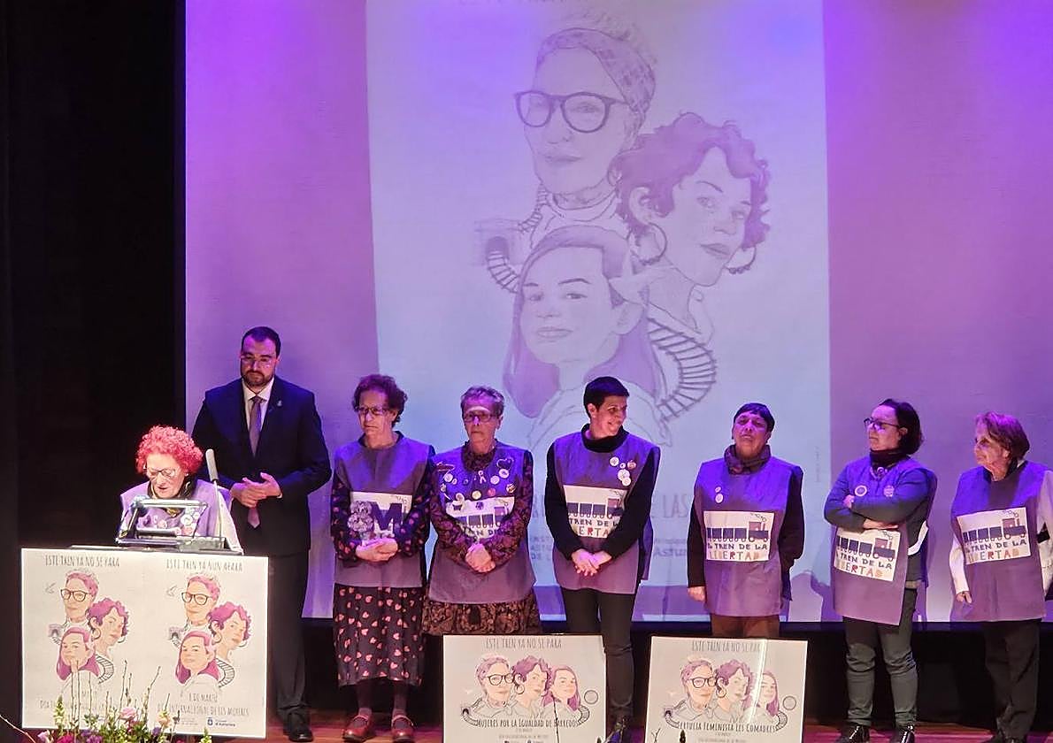 Adrián Barbón, con las representantes del Tren de la Libertad.