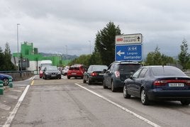 Tráfico en el nudo de acceso a Parque Principado, en el vial de Granda desde la autovía A-64, en Siero.