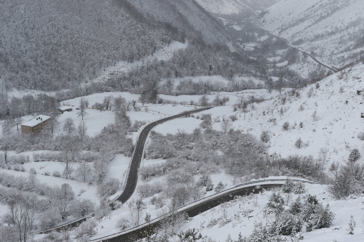 La zona baja del puerto de San Isidro, con la carretera limpia.