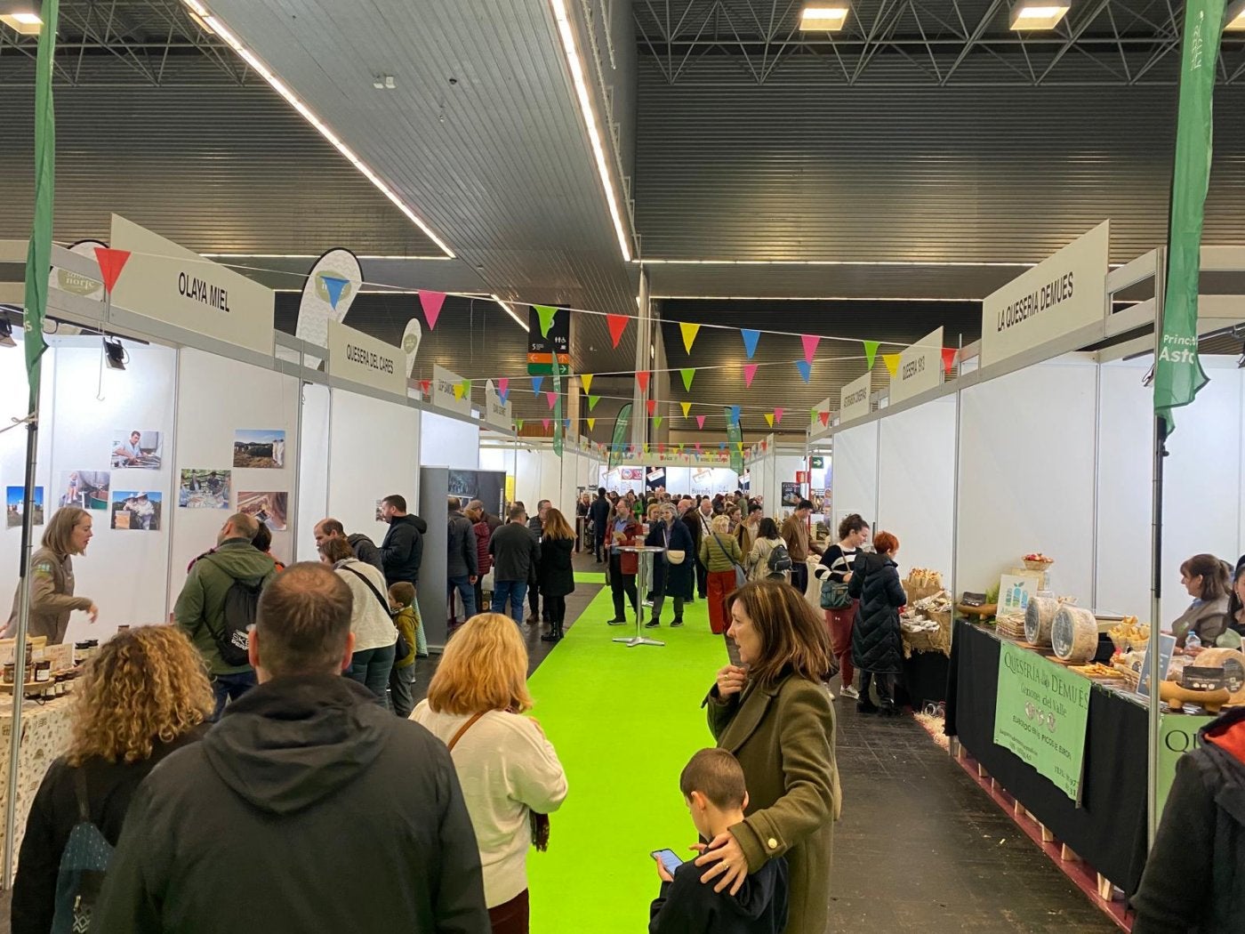 Los estands de productores asturianos de Gustoko.