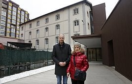 El edil de Educación, Formación y Empleo, Juan Carlos Guerrero, y la coordinadora municipal de Formación, Carmen Martínez, delante del nuevo acceso al centro de formación.