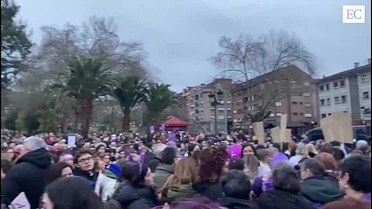 «Asturias feminista»: la multitudinaria manifestación en Langreo por el 8M