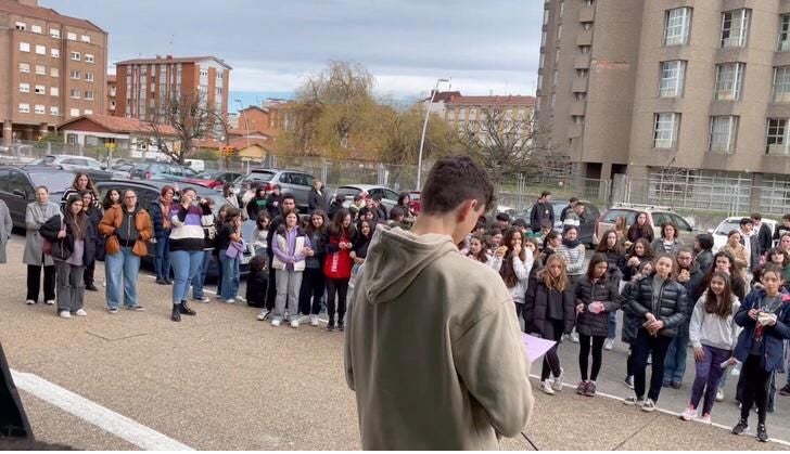 Lectura del manifiesto dedicado a Anita Sirgo en el Instituto Montevil.