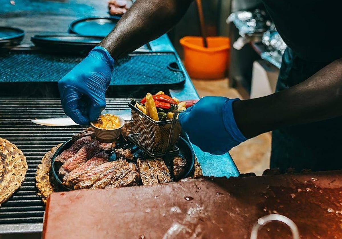 Uno de los platos de carne que se preparan en el restaurante.