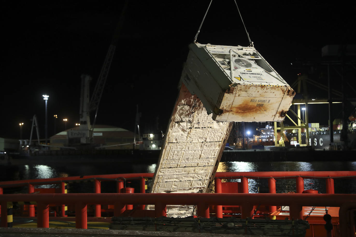 Salvamento Marítimo logra recuperar una pieza de uno de los trece contenedores