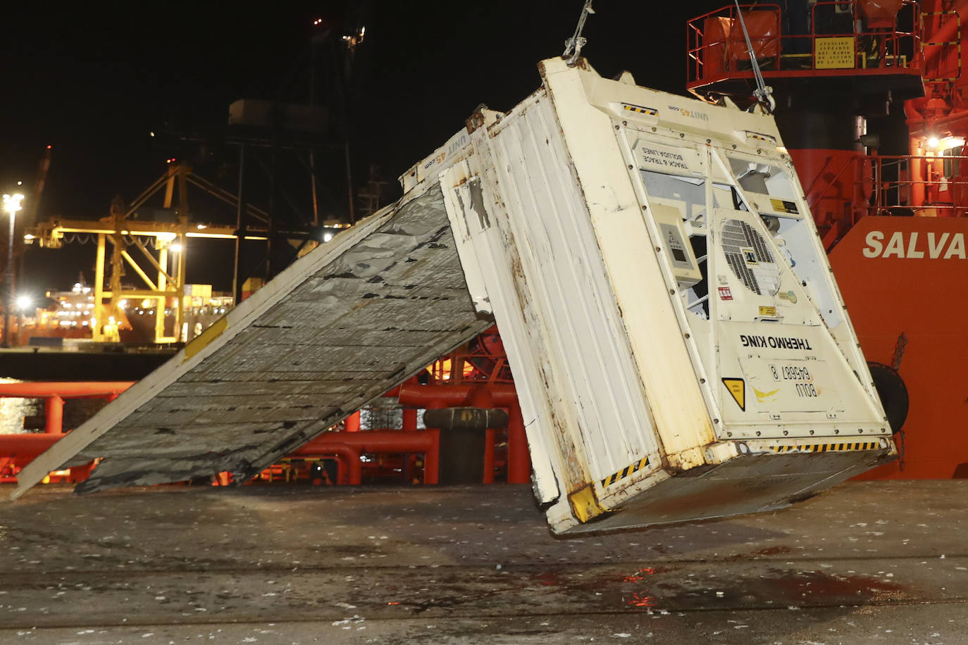 Salvamento Marítimo logra recuperar una pieza de uno de los trece contenedores