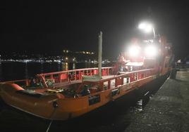 Salvamento Marítimo logra recuperar una pieza de uno de los trece contenedores