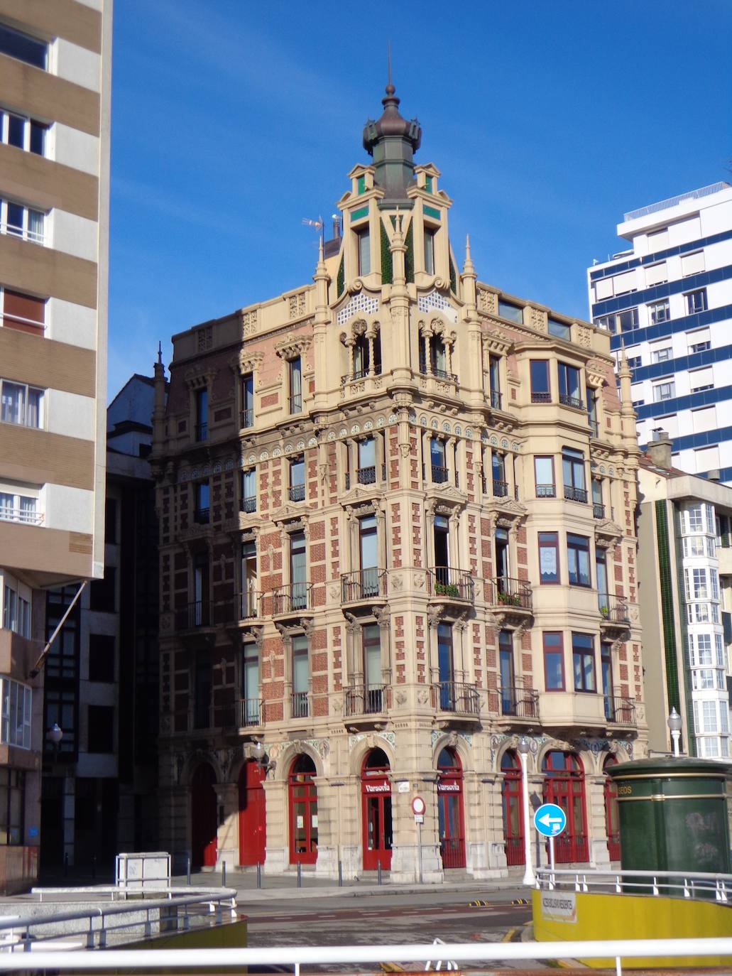 Edificio del Varsovia forrado de cerámica de Zuloaga con la cúpula restaurada, en el lugar que estuvo la casa rectoral.