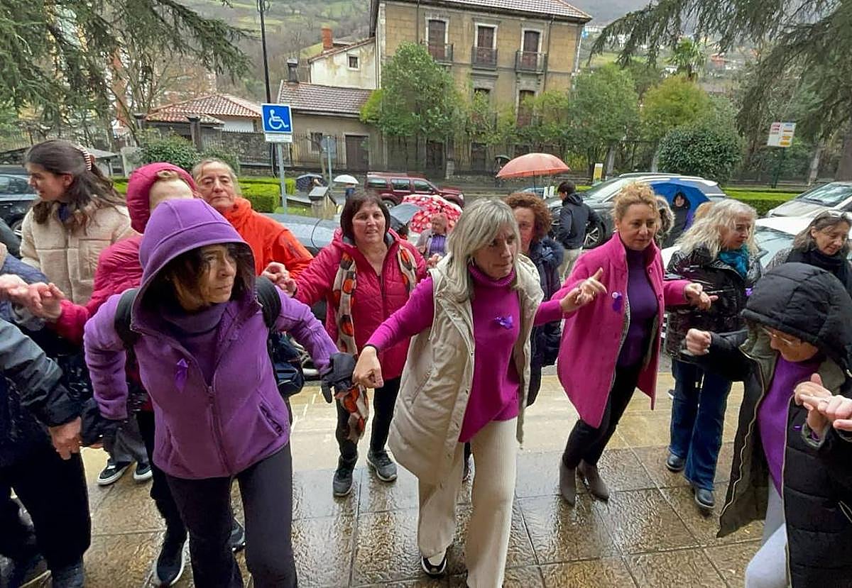 El feminismo tiñe Asturias de morado: las imágenes del Día de la Mujer por concejos