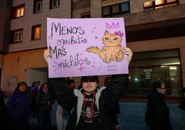 «Feminismo no es transfobia»: las mujeres toman las calles de Gijón