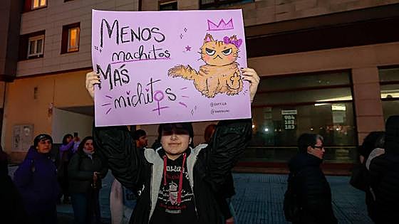 «Feminismo no es transfobia»: las mujeres toman las calles de Gijón