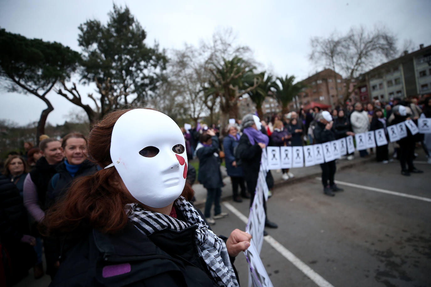 Multitudinaria manifestación del 8M en Langreo: las mujeres, dispuestas a seguir &#039;dando tira&#039;