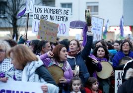 Multitudinaria manifestación del 8M en Langreo: las mujeres, dispuestas a seguir 'dando tira'