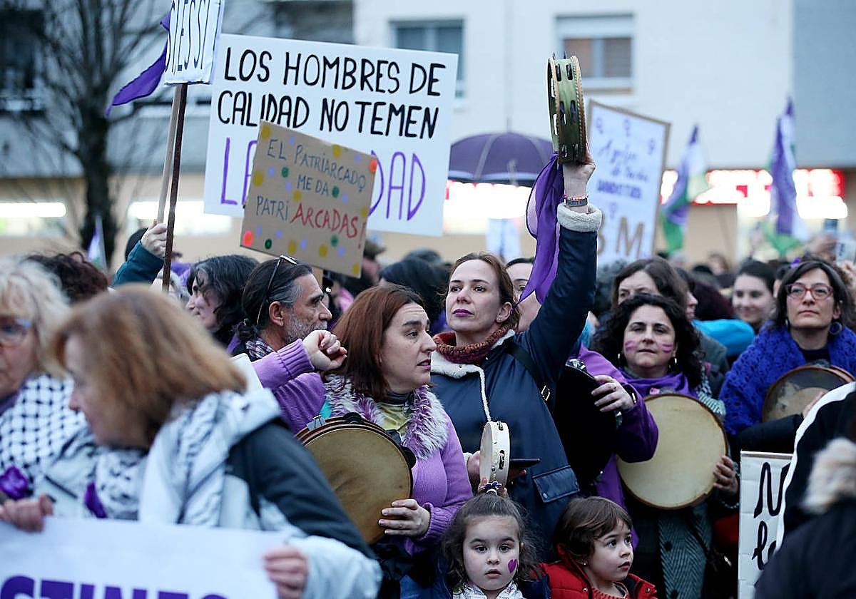 Multitudinaria manifestación del 8M en Langreo: las mujeres, dispuestas a seguir &#039;dando tira&#039;
