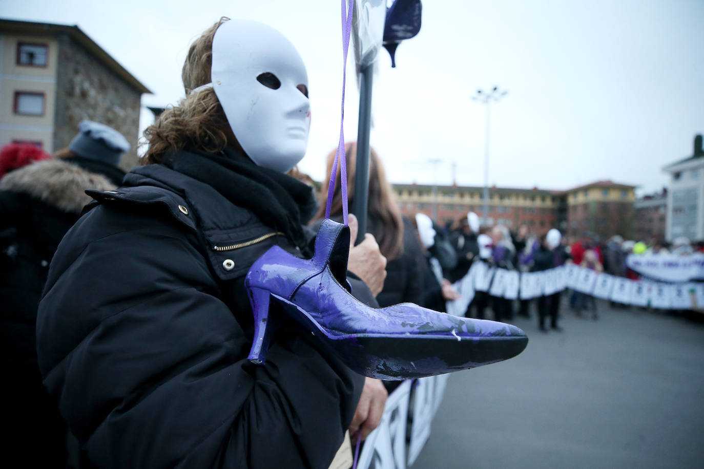 Multitudinaria manifestación del 8M en Langreo: las mujeres, dispuestas a seguir &#039;dando tira&#039;