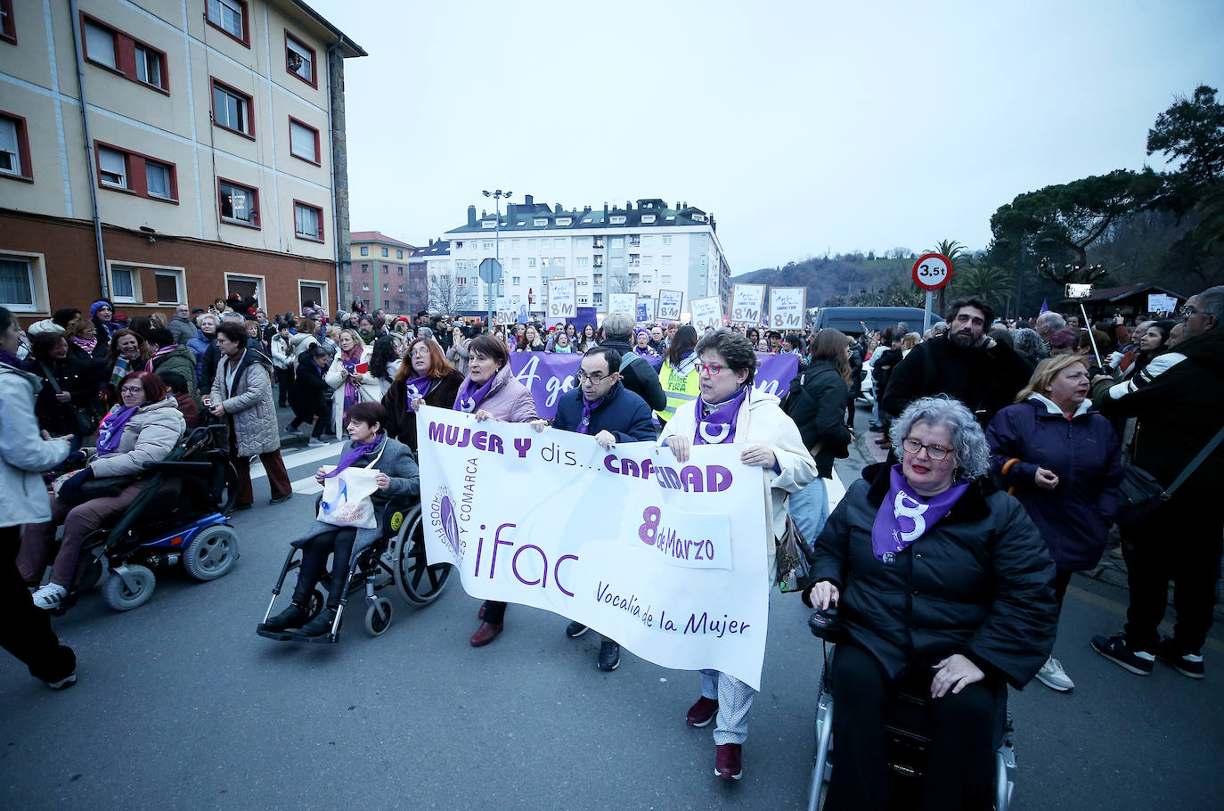Multitudinaria manifestación del 8M en Langreo: las mujeres, dispuestas a seguir &#039;dando tira&#039;