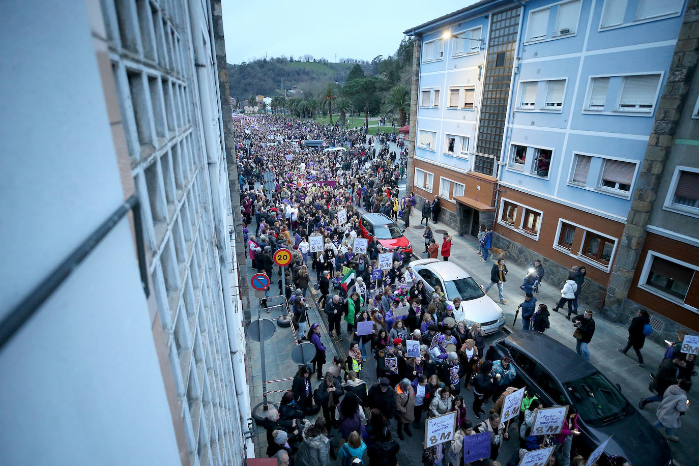Multitudinaria manifestación del 8M en Langreo: las mujeres, dispuestas a seguir &#039;dando tira&#039;