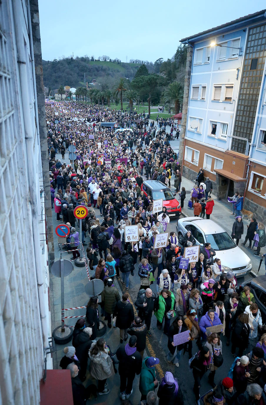 Multitudinaria manifestación del 8M en Langreo: las mujeres, dispuestas a seguir &#039;dando tira&#039;