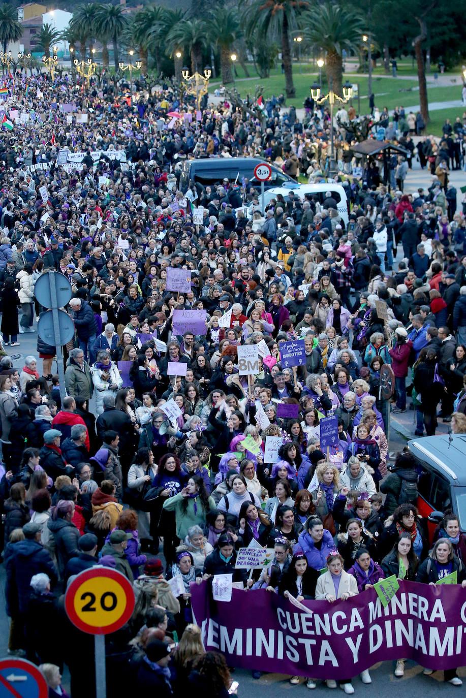 Multitudinaria manifestación del 8M en Langreo: las mujeres, dispuestas a seguir &#039;dando tira&#039;