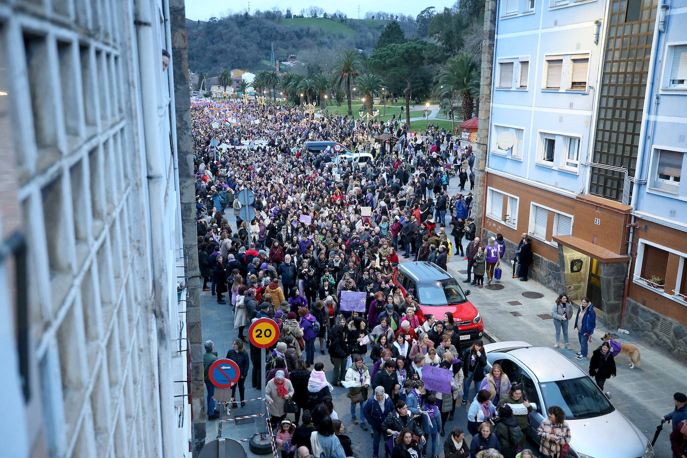 Multitudinaria manifestación del 8M en Langreo: las mujeres, dispuestas a seguir &#039;dando tira&#039;