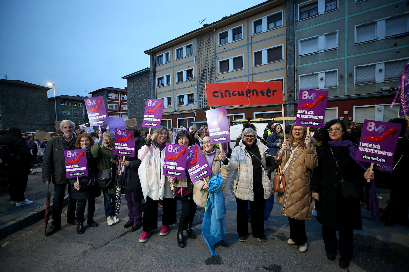Multitudinaria manifestación del 8M en Langreo: las mujeres, dispuestas a seguir &#039;dando tira&#039;