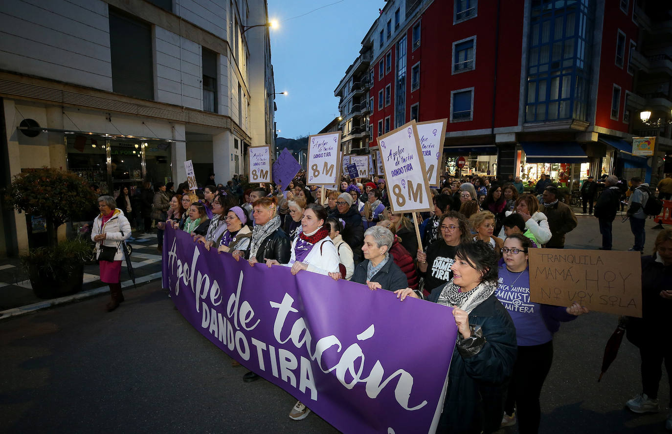 Multitudinaria manifestación del 8M en Langreo: las mujeres, dispuestas a seguir &#039;dando tira&#039;